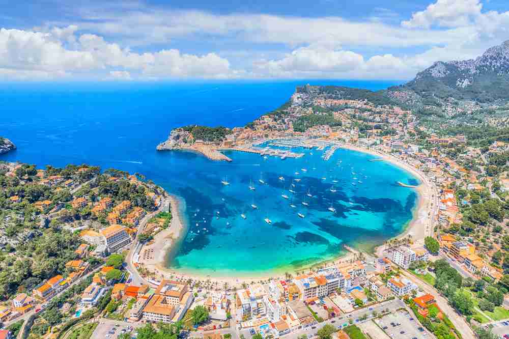 Vista aerea di Porte de Soller sull'isola di Maiorca, Spagna, con le montagne e il mare in vista.