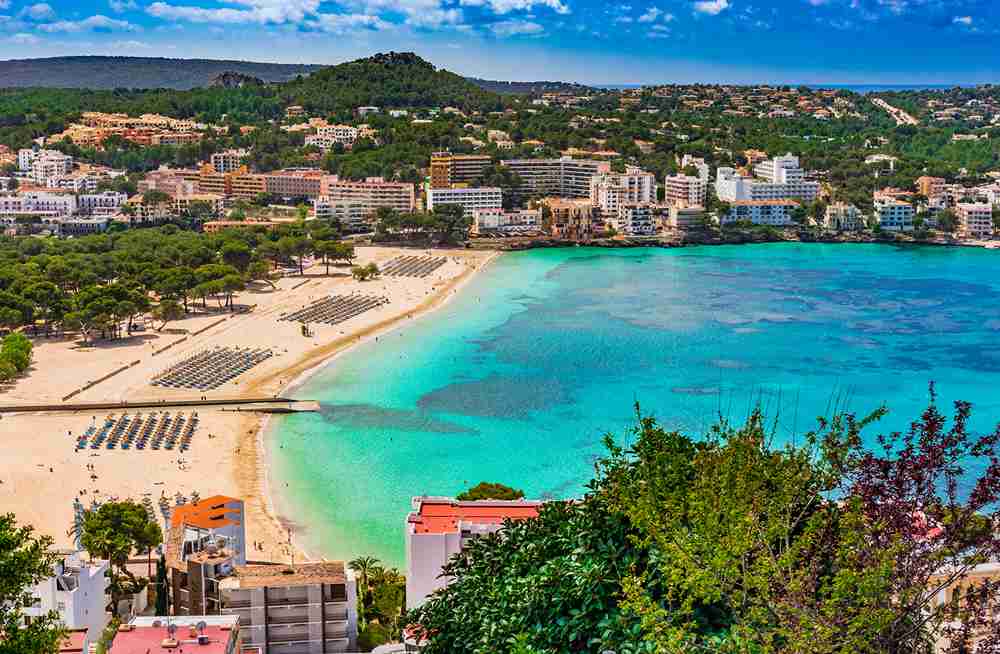 Veduta della spiaggia di Santa Ponsa, località balneare di Maiorca nelle Isole Baleari, sul Mar Mediterraneo.